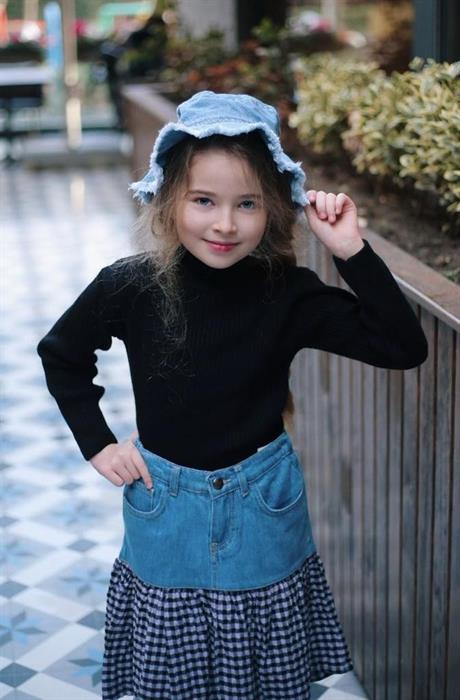 Kız Çocuk Siyah Triko Kazak Pötikare Parçalı Kot Etek Şapka 3'lü Takım MOR 8 Yaş