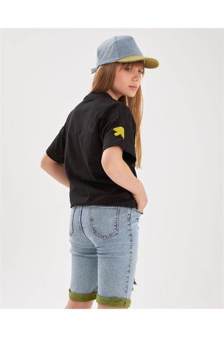 Kız Çocuk Süzene Nakışlı Tişört Yırtık Detaylı Renkli Kemerli Kot Şort Şapka 4'lü Takım Sarı 8 Yaş