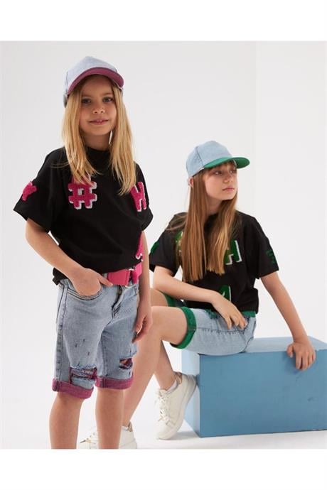 Kız Çocuk Süzene Nakışlı Tişört Yırtık Detaylı Renkli Kemerli Kot Şort Şapka 4'lü Takım Pembe 6 Yaş