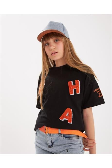 Kız Çocuk Süzene Nakışlı Tişört Yırtık Detaylı Renkli Kemerli Kot Şort Şapka 4'lü Takım Turuncu 10 Yaş