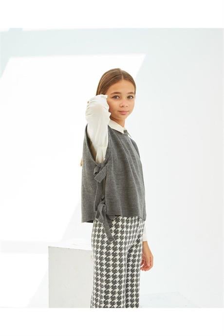 Kız Çocuk Triko Süveter Beyaz Gömlek Kazayağı Model Pantolon 3'lü Takım Gri 8 Yaş