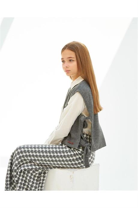 Kız Çocuk Triko Süveter Beyaz Gömlek Kazayağı Model Pantolon 3'lü Takım Gri 10 Yaş