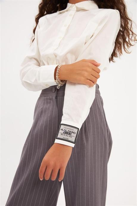 Kız Çocuk Vatkalı Tasarım Kol Etiketli Beyaz Gömlek Çizgili Bol Paça Pantolon 2'li Takım Gri 6 Yaş