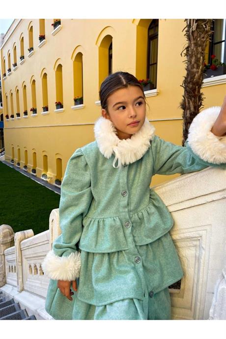 Kız Çocuk Yakası Ve Kolları Beyaz Kürklü Kaşe Kaban