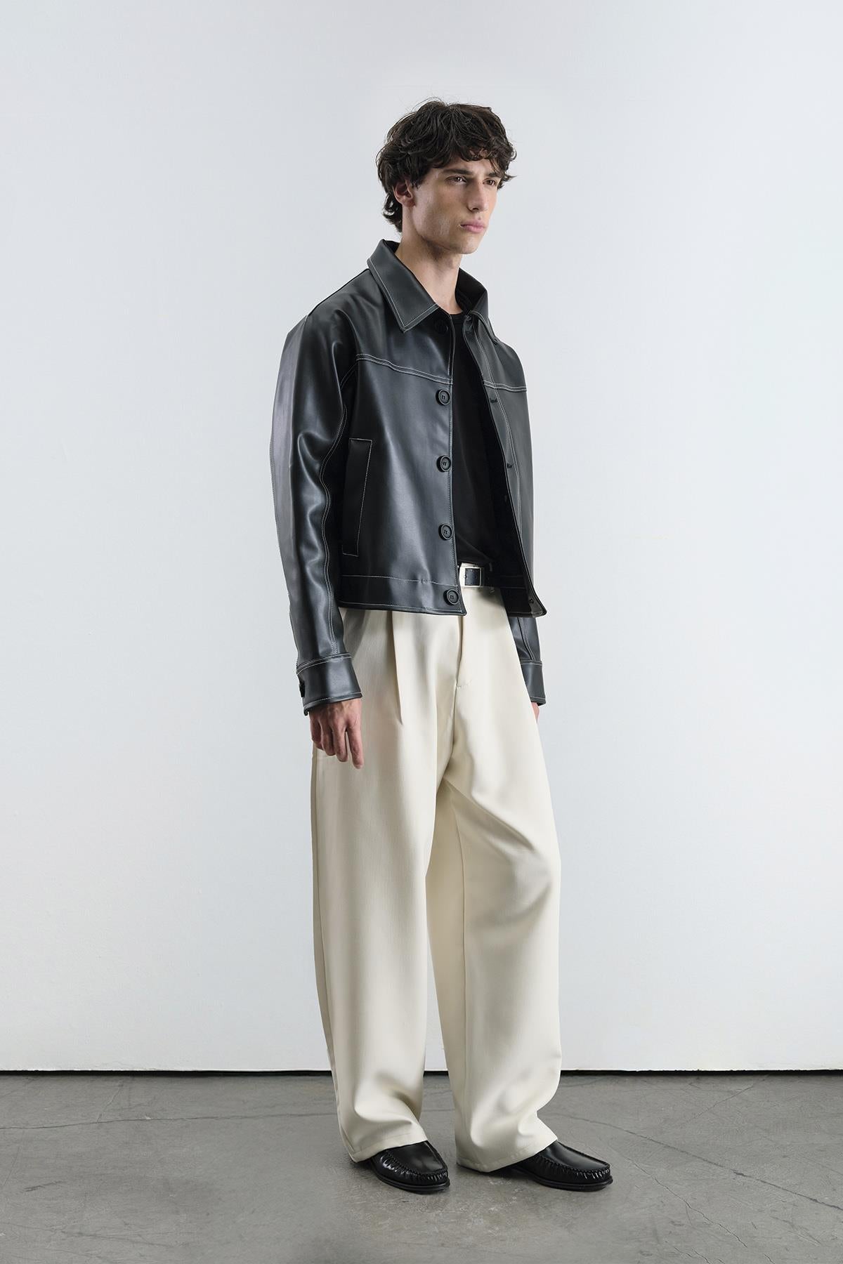 KONTRAST DİKİŞ DETAYLI SİYAH DERİ CEKET