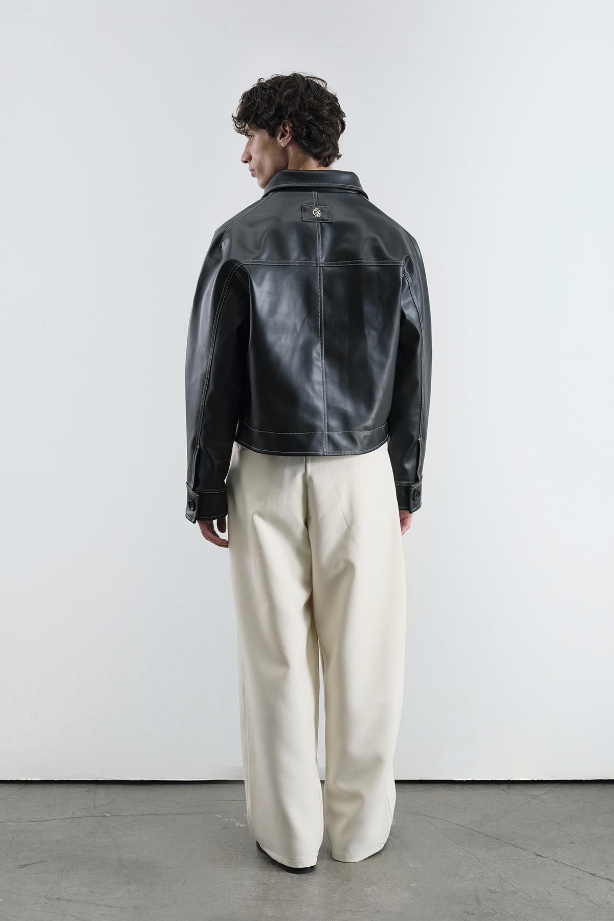 KONTRAST DİKİŞ DETAYLI SİYAH DERİ CEKET