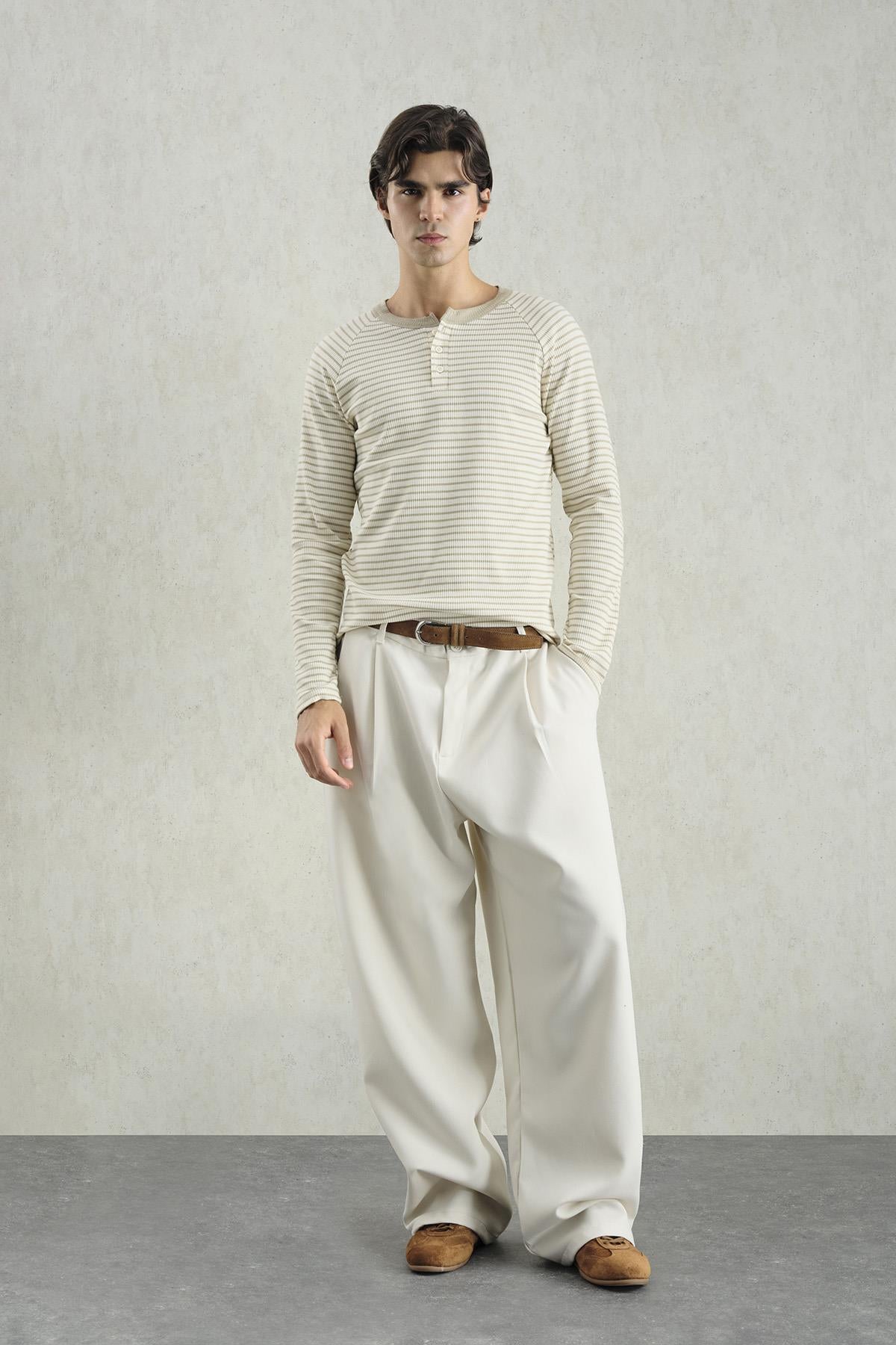 KONTRAST YAKALI ÇİZGİLİ BEJ T-SHIRT