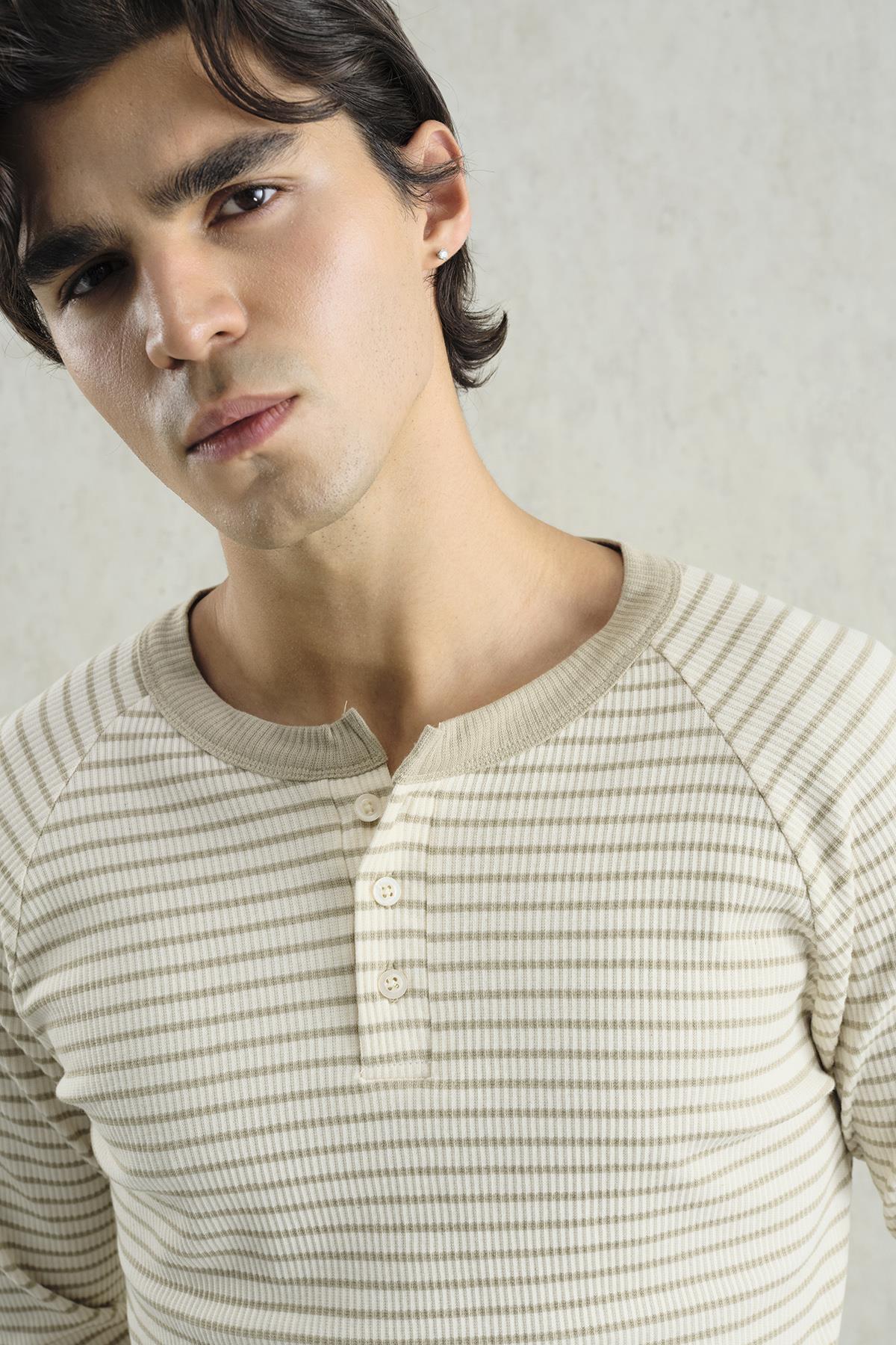 KONTRAST YAKALI ÇİZGİLİ BEJ T-SHIRT