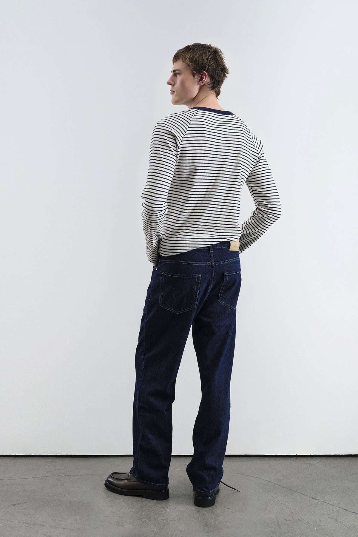 KONTRAST YAKALI ÇİZGİLİ LACİVERT T-SHIRT