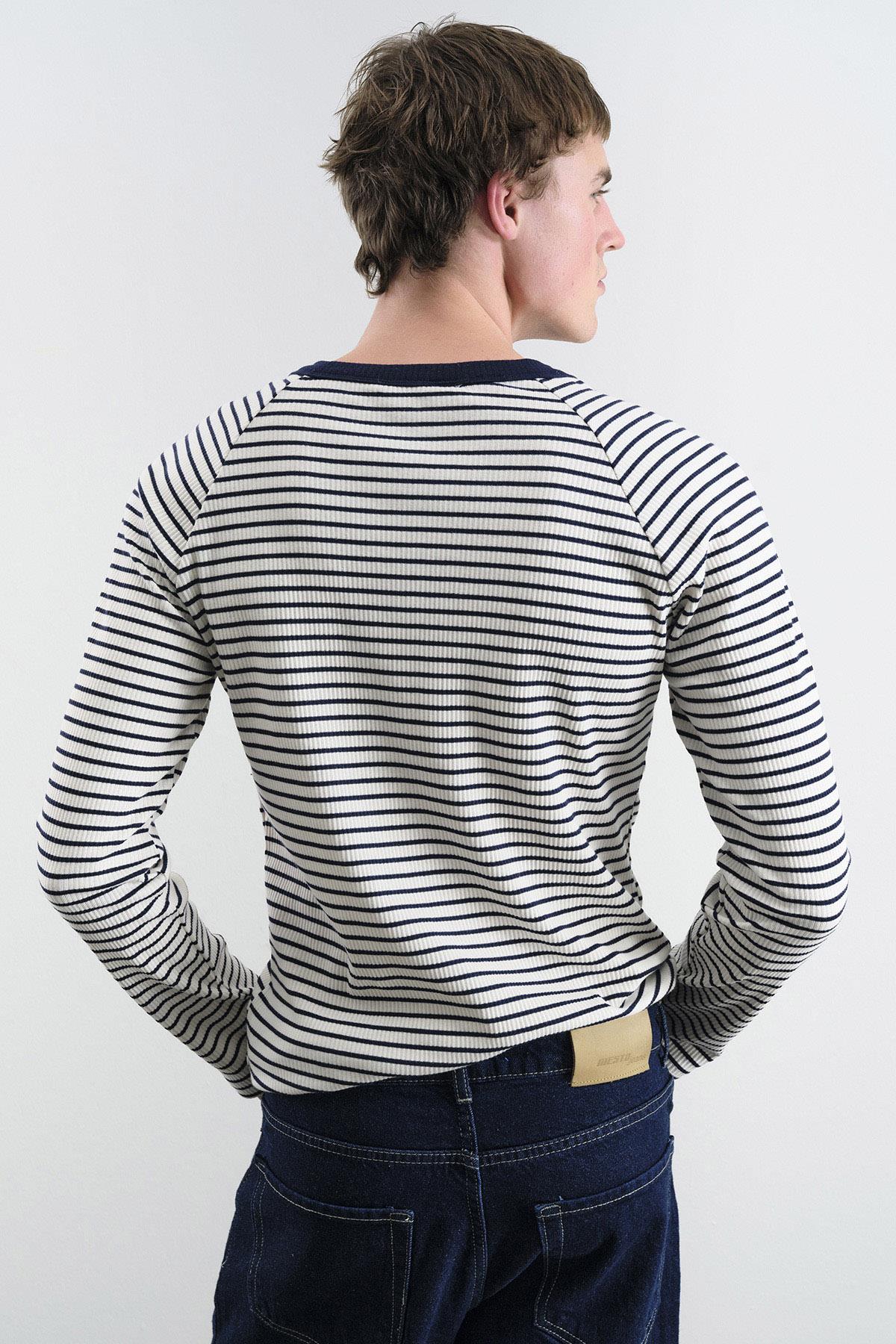 KONTRAST YAKALI ÇİZGİLİ LACİVERT T-SHIRT