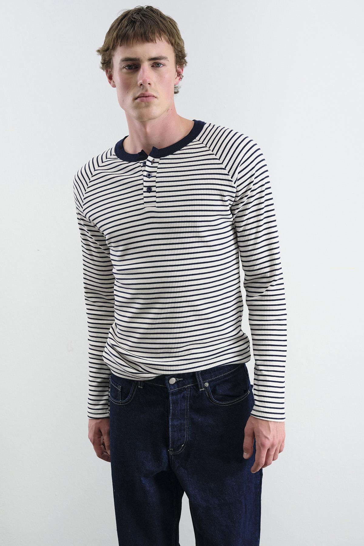 KONTRAST YAKALI ÇİZGİLİ LACİVERT T-SHIRT