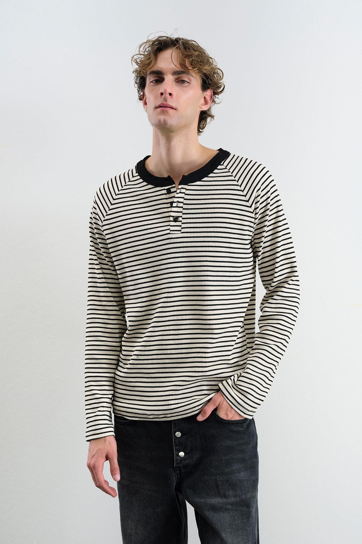 KONTRAST YAKALI ÇİZGİLİ SİYAH T-SHIRT