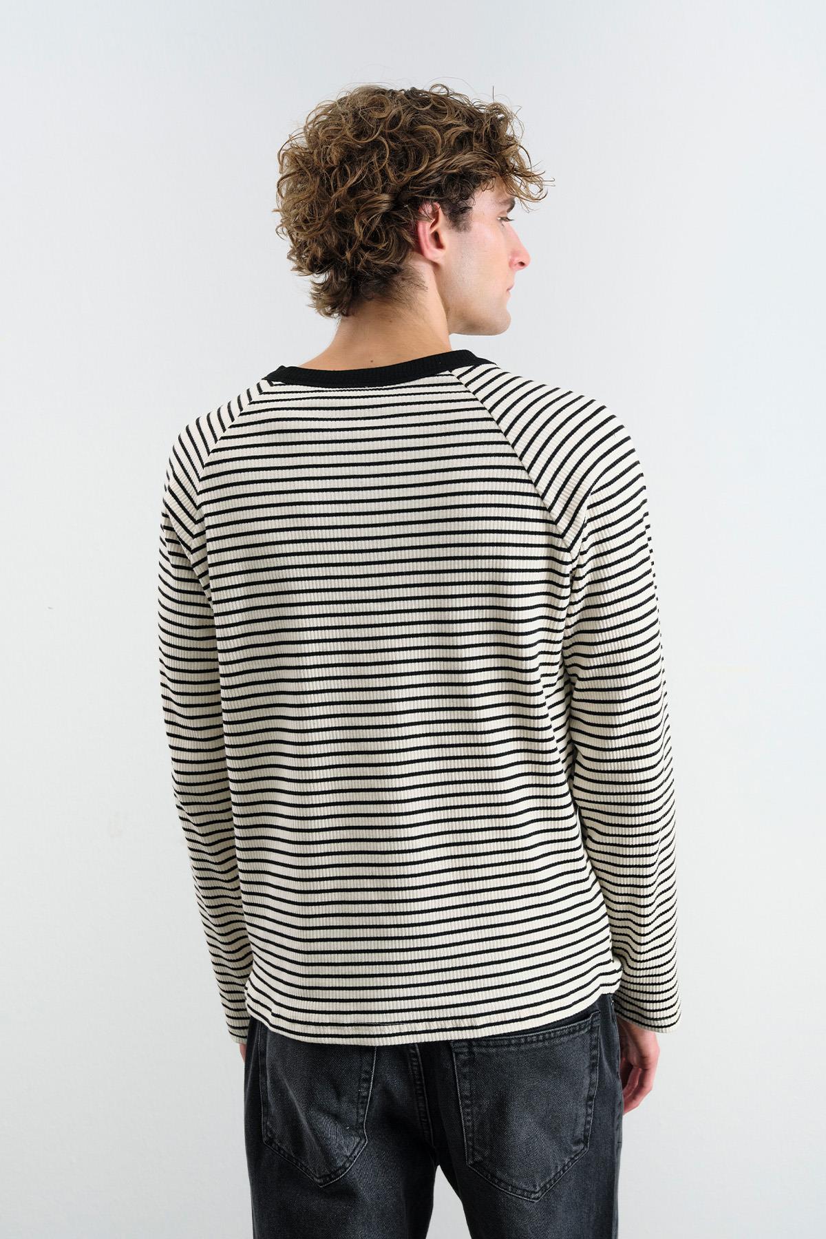 KONTRAST YAKALI ÇİZGİLİ SİYAH T-SHIRT