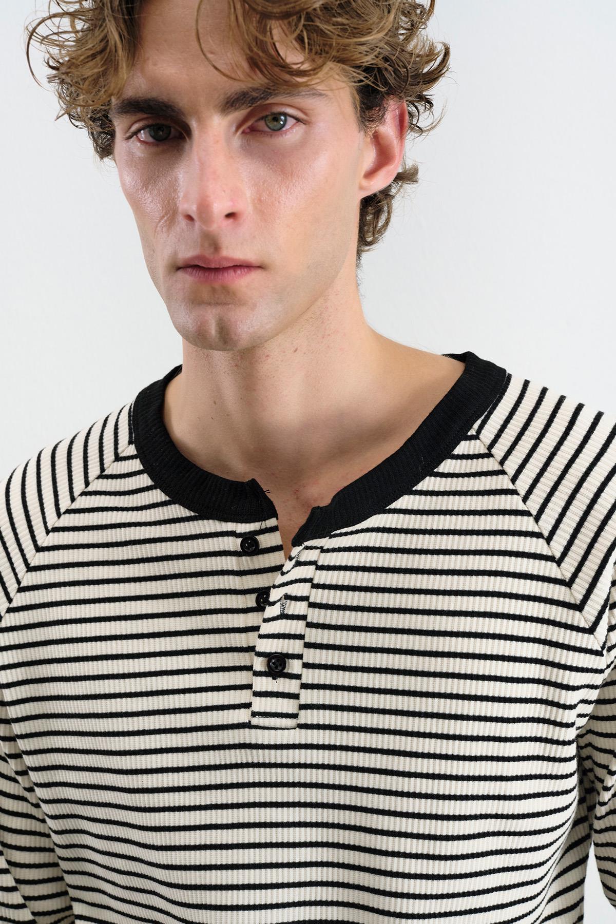 KONTRAST YAKALI ÇİZGİLİ SİYAH T-SHIRT