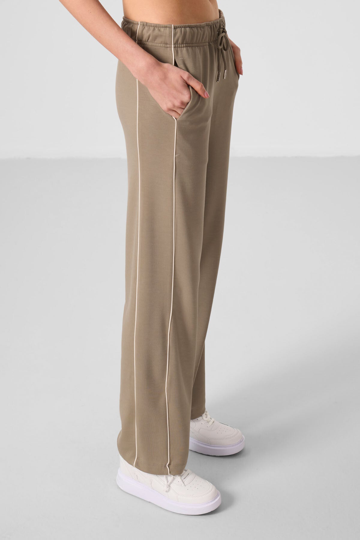 Koyu Bej Yumuşak Dokulu Yan Panel Detaylı Geniş Paça Kadın Palazzo Pantolon - 94669