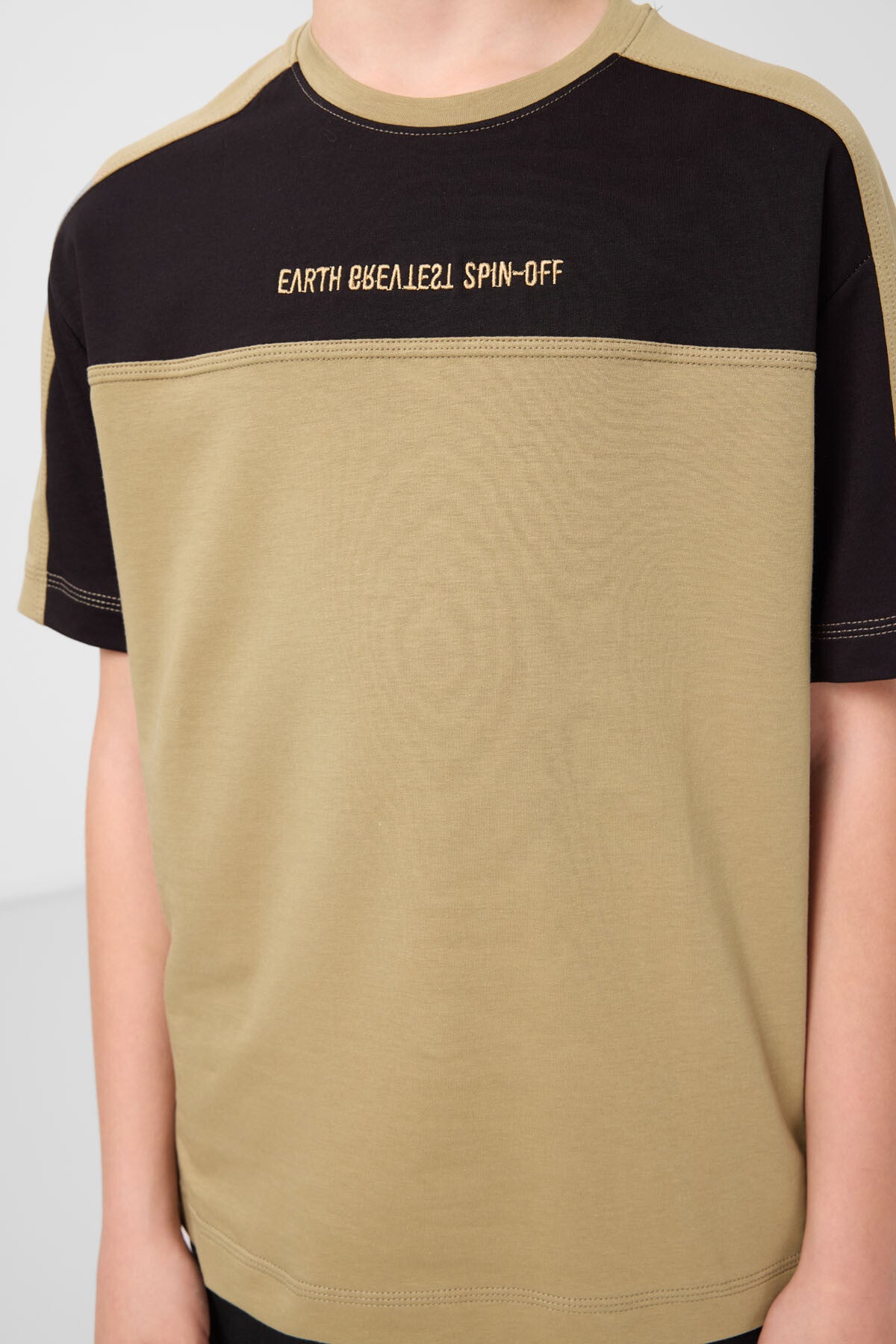 Koyu Bej Pamuklu Yumuşak Dokulu Oversize Fit Nakışlı Erkek Çocuk T-Shirt - 11290