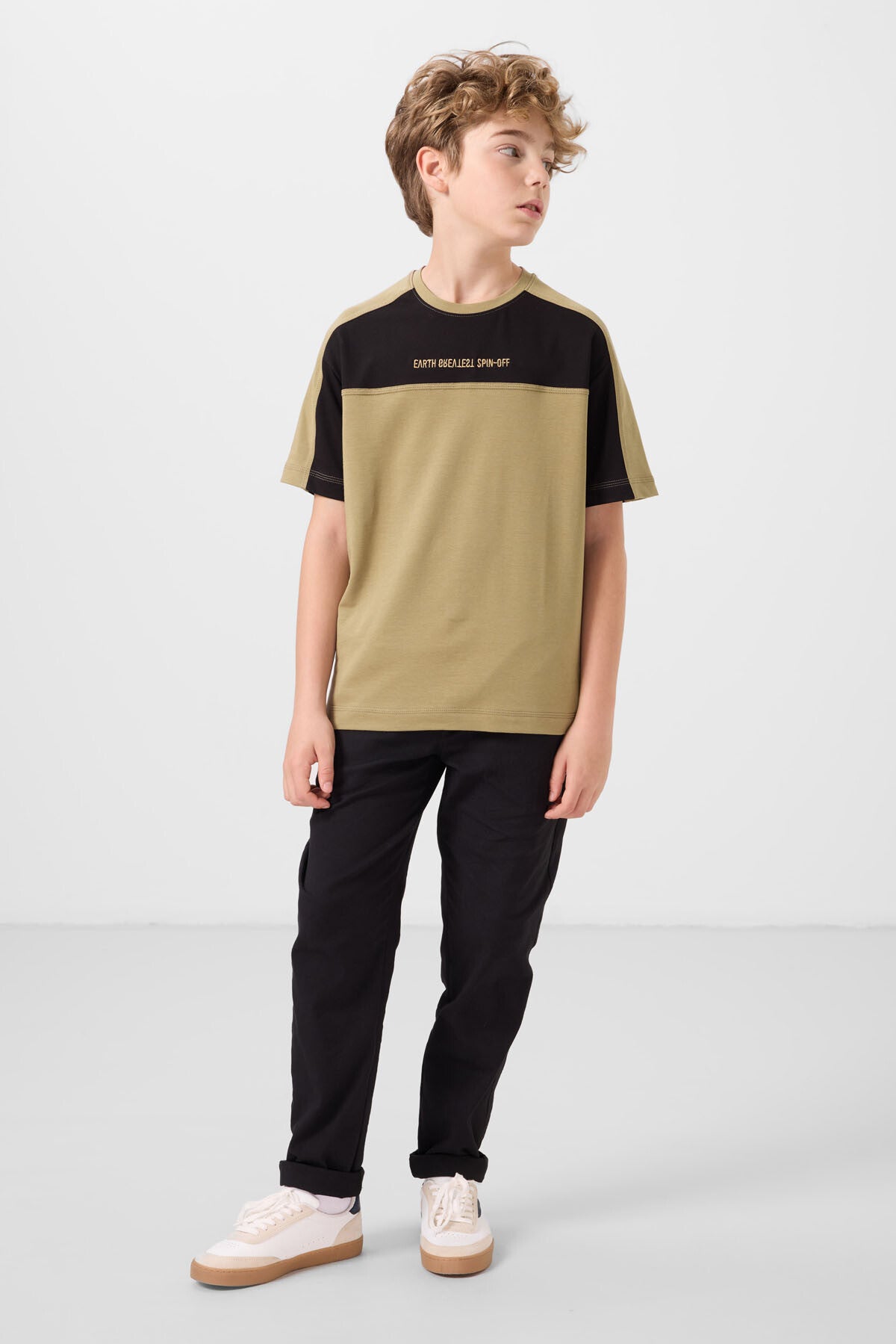 Koyu Bej Pamuklu Yumuşak Dokulu Oversize Fit Nakışlı Erkek Çocuk T-Shirt - 11290