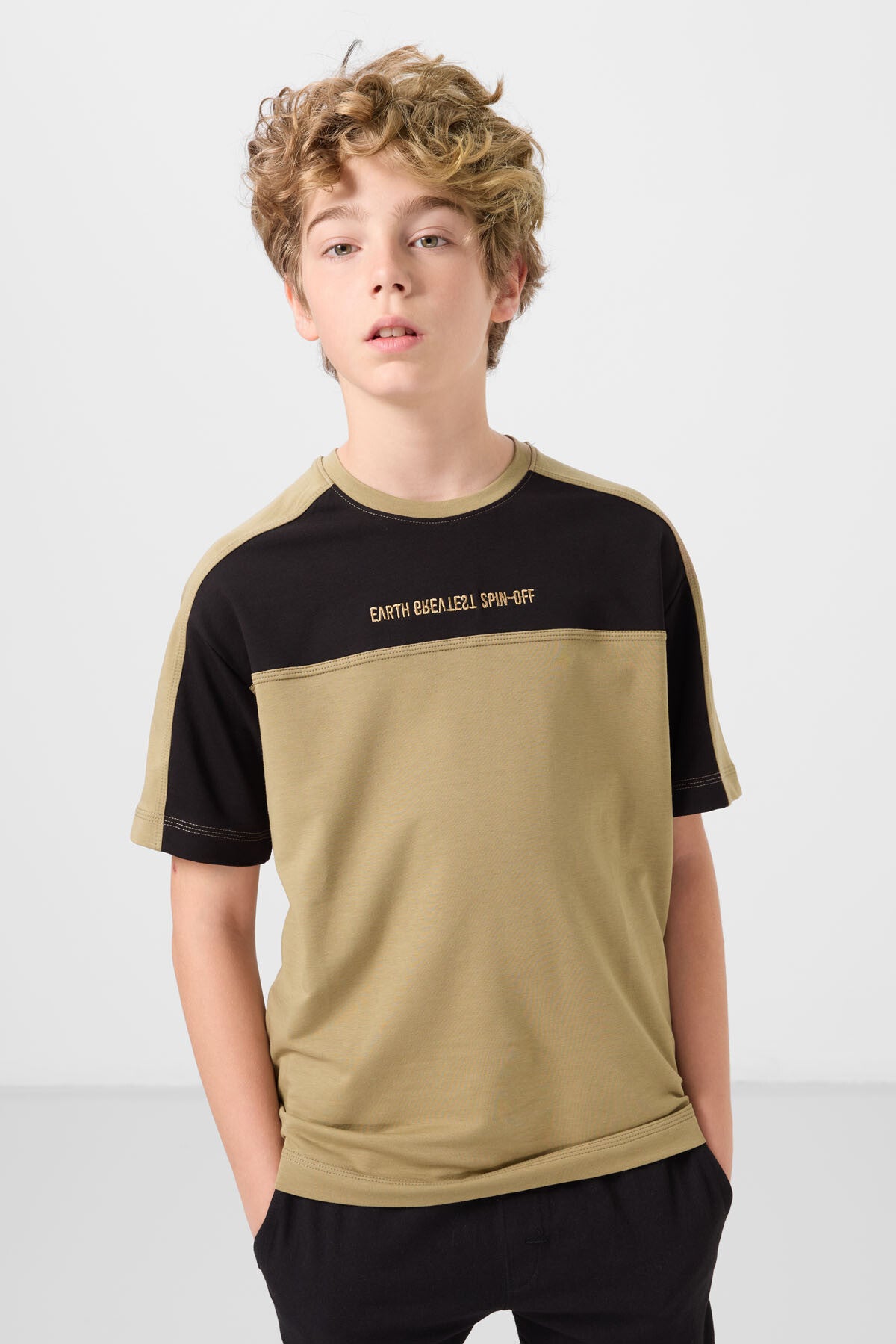 Koyu Bej Pamuklu Yumuşak Dokulu Oversize Fit Nakışlı Erkek Çocuk T-Shirt - 11290