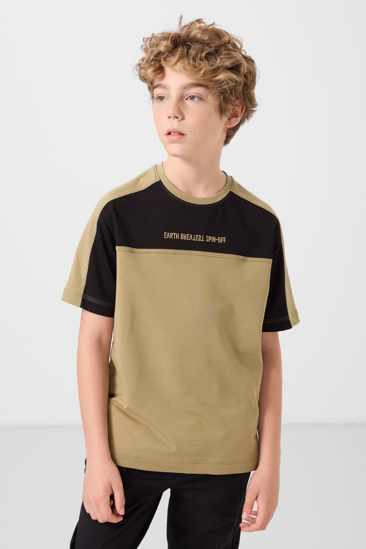 Koyu Bej Pamuklu Yumuşak Dokulu Oversize Fit Nakışlı Erkek Çocuk T-Shirt - 11290