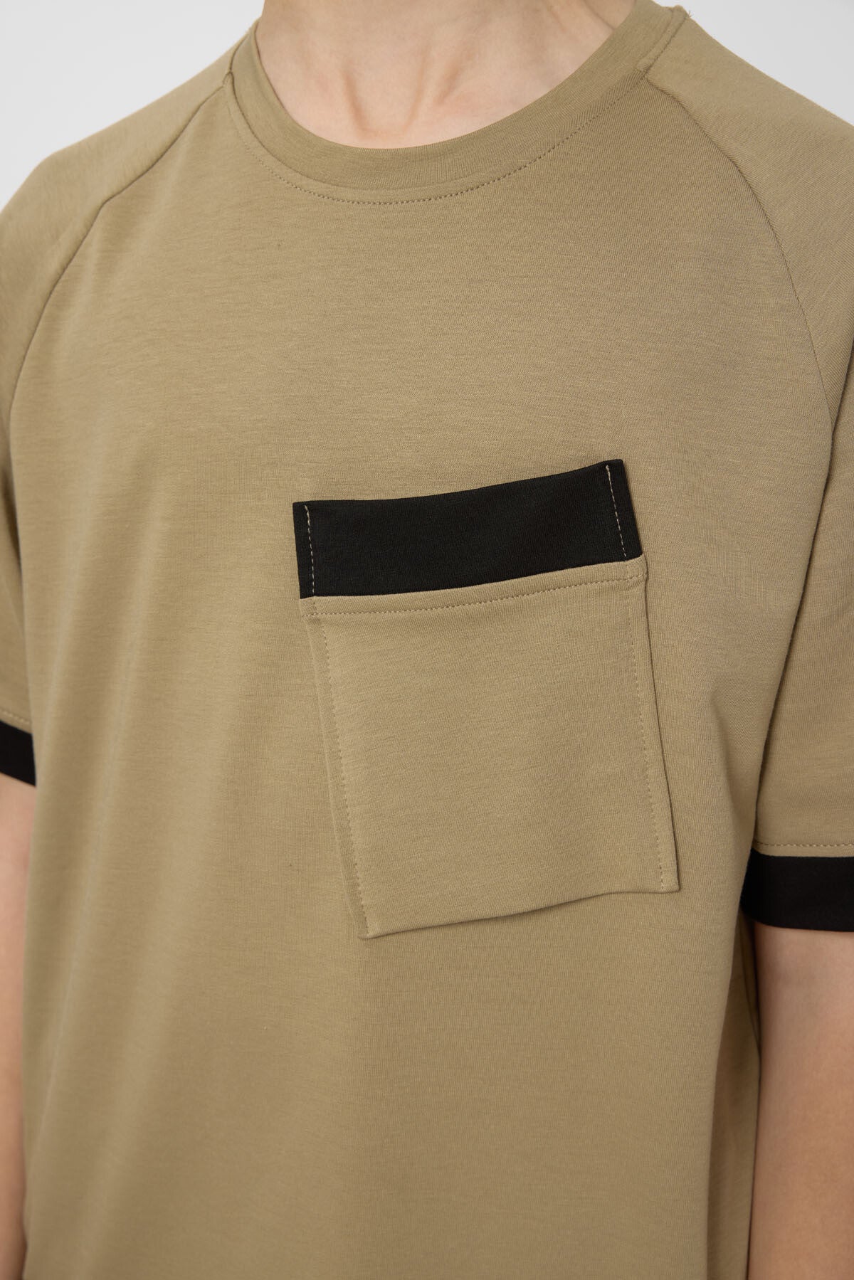 Koyu Bej Pamuklu Yumuşak Dokulu Oversize Cep Detaylı Erkek Çocuk T-Shirt - 11295