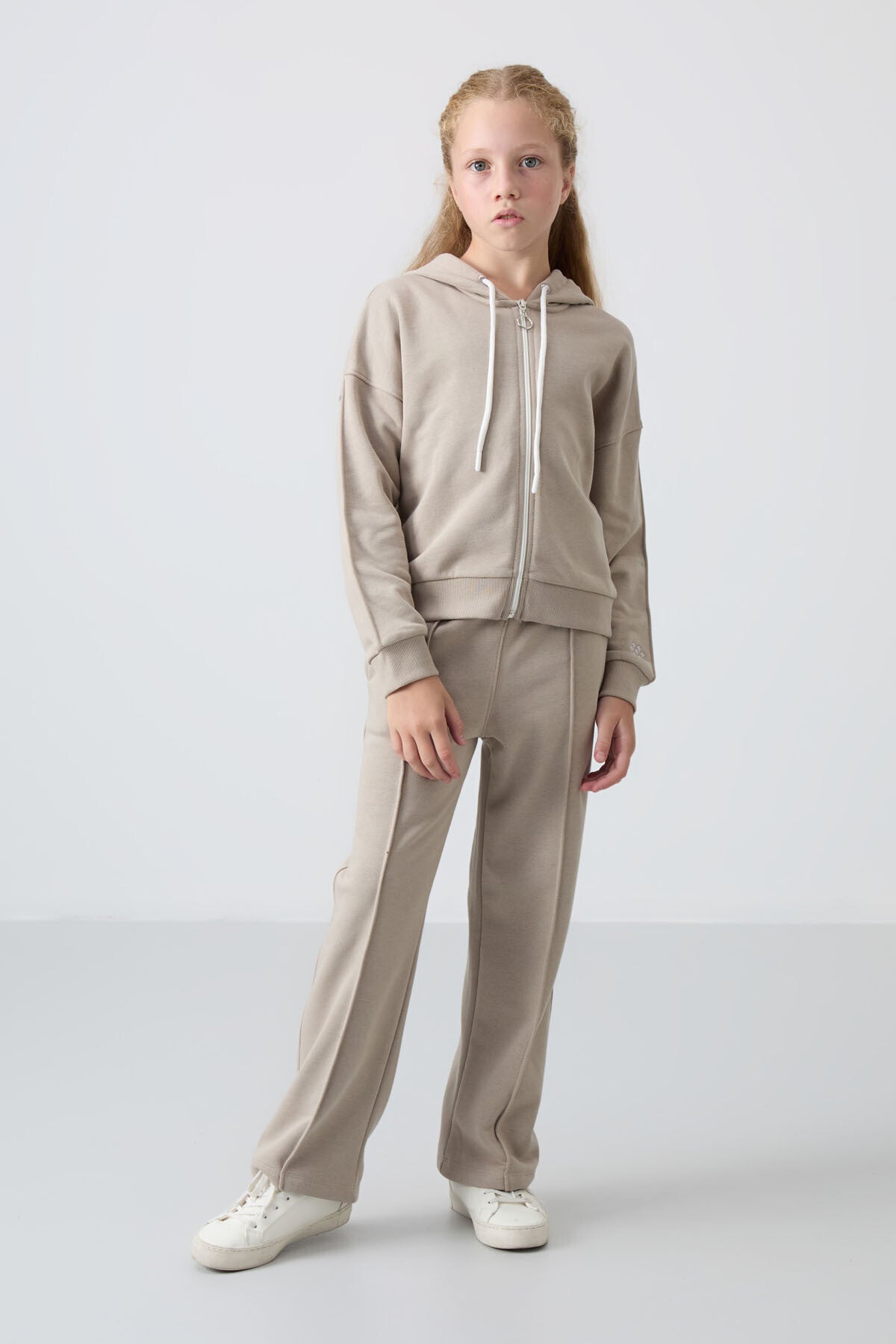 Koyu Bej Pamuklu İçi Tüylü Yumuşak Dokulu Standart Fit Nakışlı Kız Çocuk Eşofman Takım - 75161