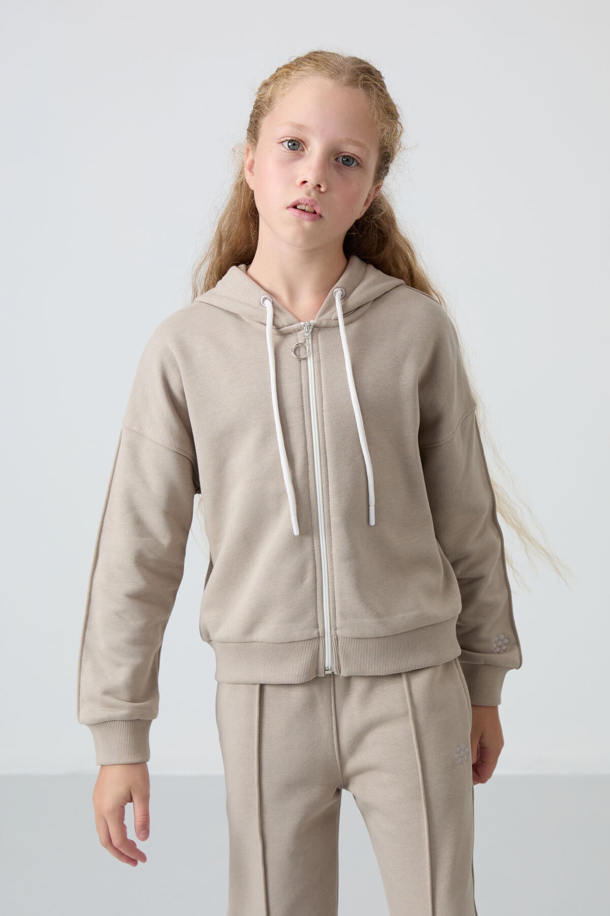 Koyu Bej Pamuklu İçi Tüylü Yumuşak Dokulu Standart Fit Nakışlı Kız Çocuk Eşofman Takım - 75161