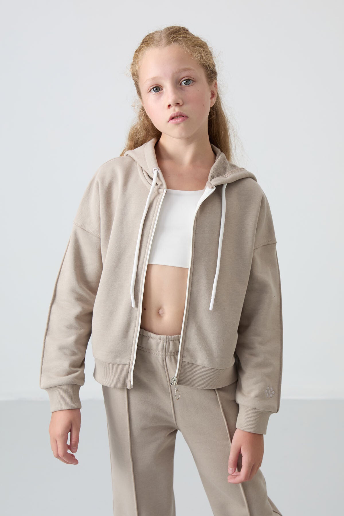 Koyu Bej Pamuklu İçi Tüylü Yumuşak Dokulu Standart Fit Nakışlı Kız Çocuk Eşofman Takım - 75161