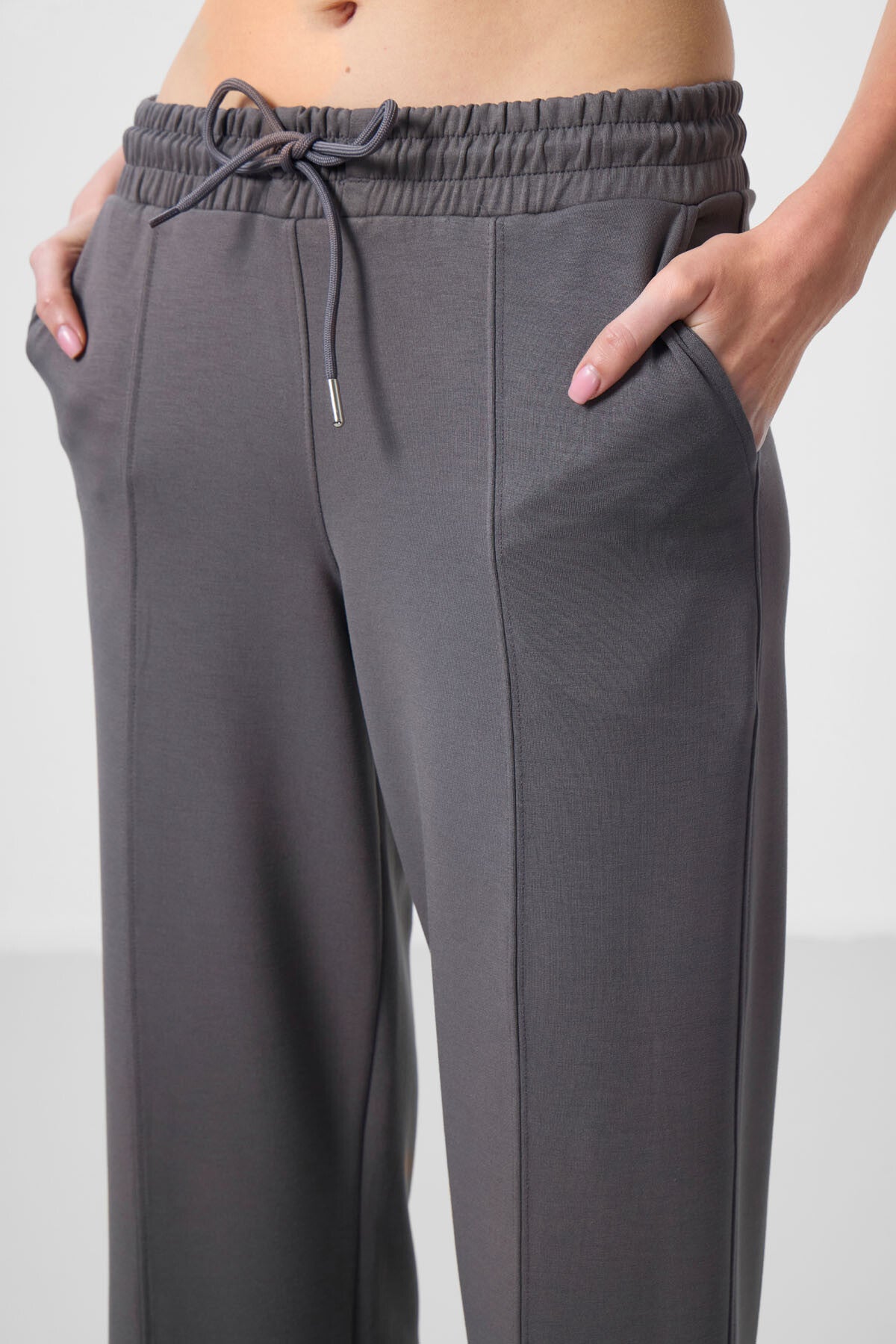 Koyu Gri Yumuşak Dokulu Cepli Ön Dikiş Detaylı Kadın Palazzo Pantolon - 94670