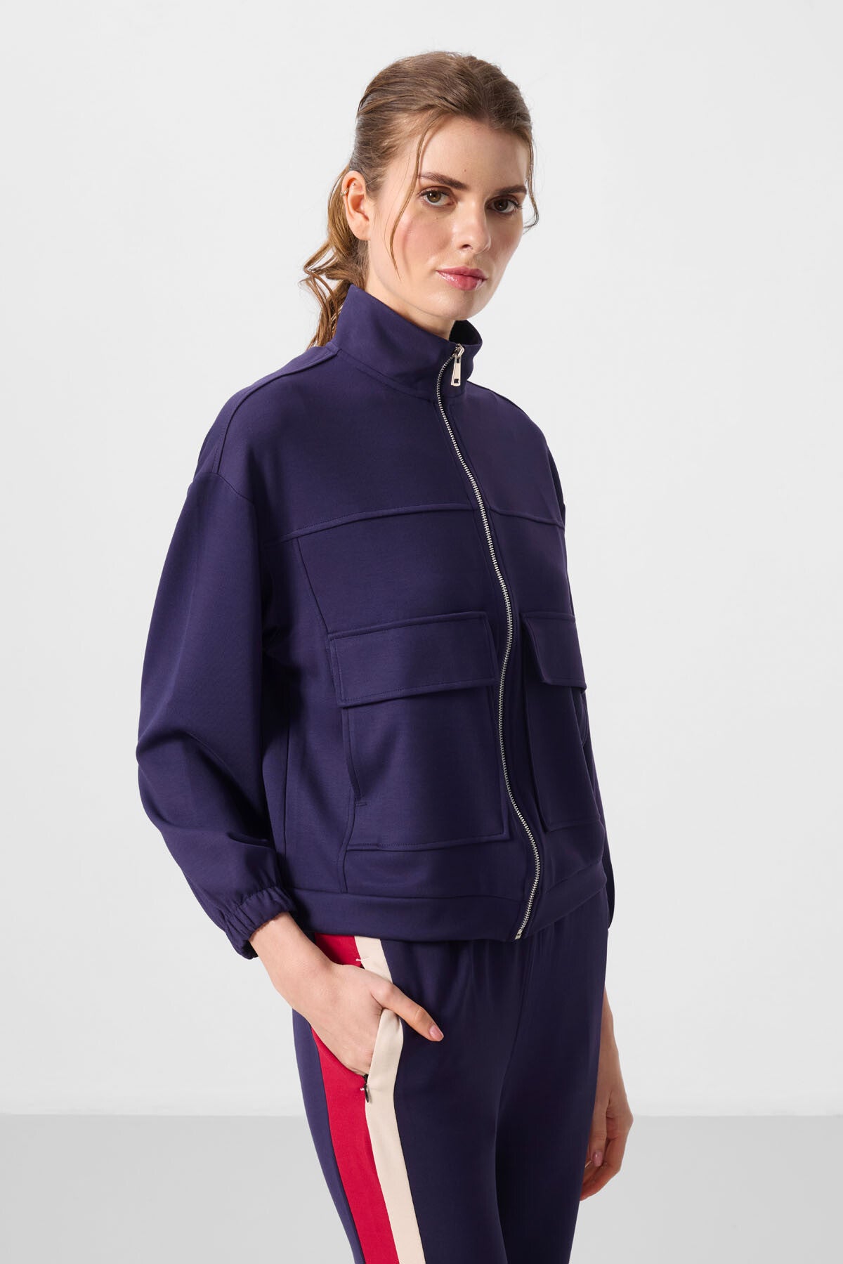 Koyu Mor Yumuşak Dokulu Dik Yaka Oversize Kargo Cepli Kadın Crop Top Sweatshirt - 97301