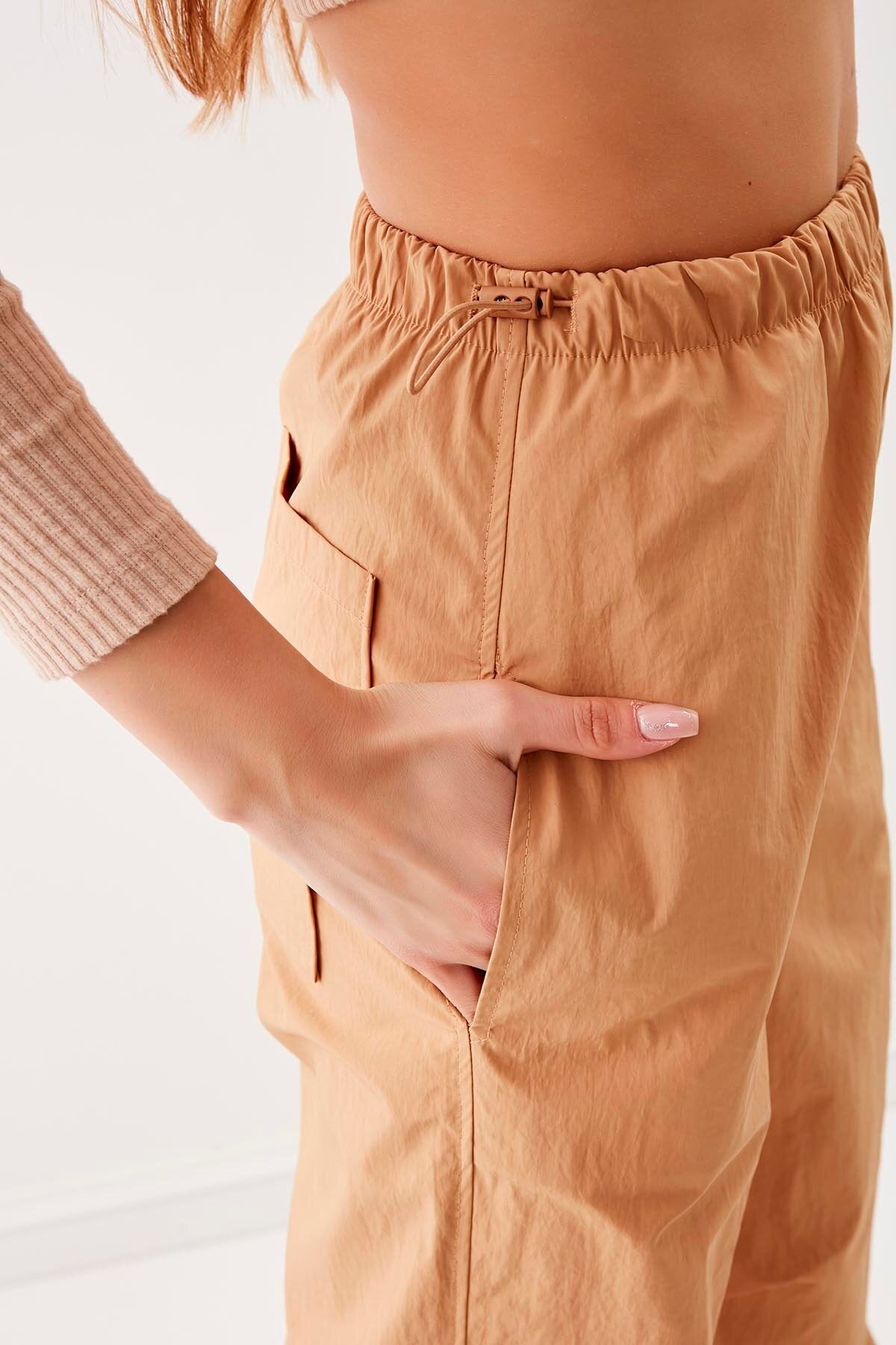 Lastik Detaylı Paraşüt Kumaş Pantolon