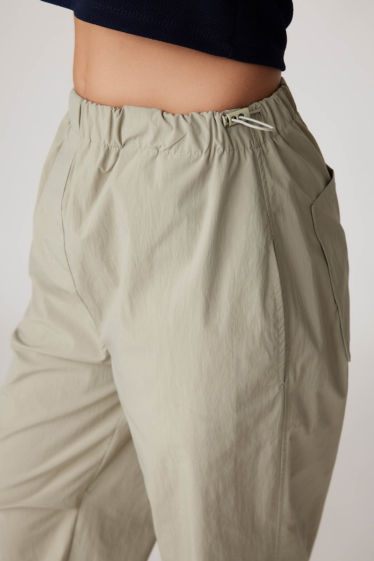 Lastik Detaylı Paraşüt Kumaş Pantolon