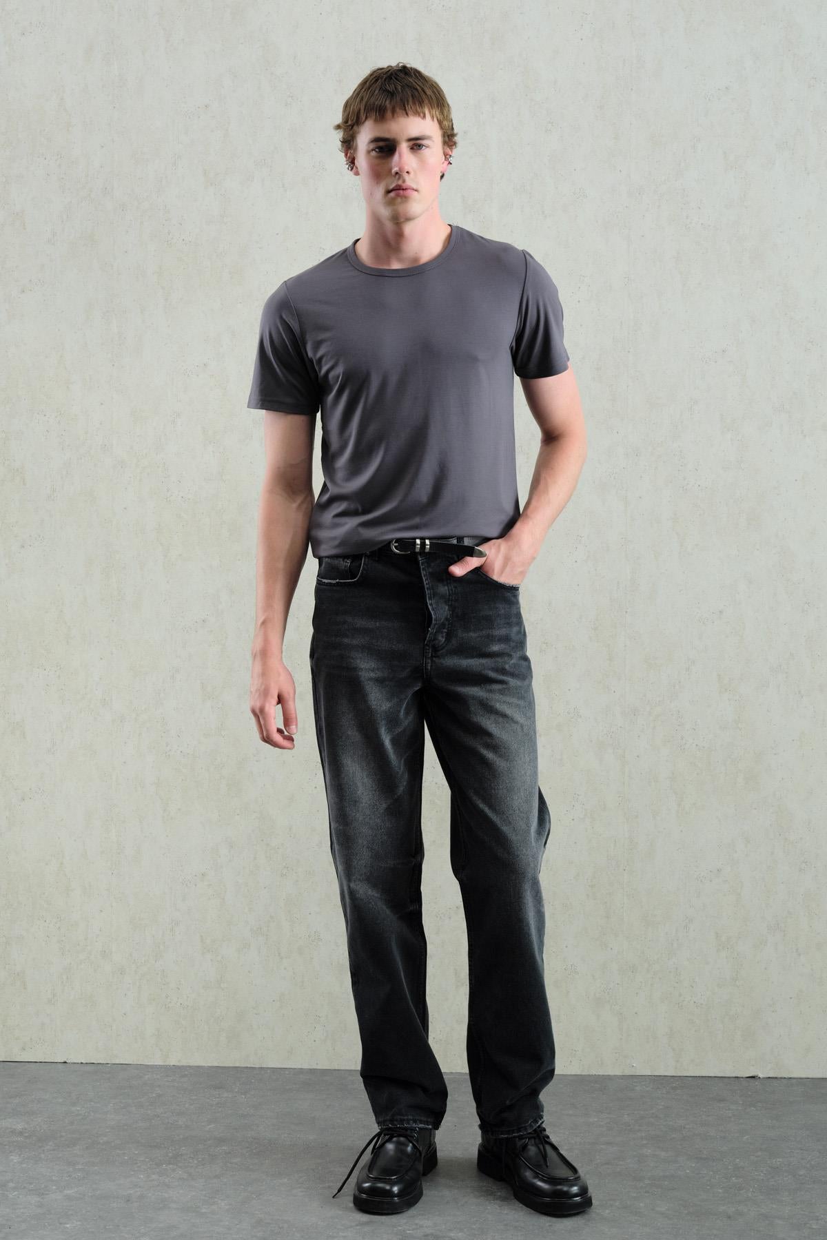 LAZER EFEKTLİ REGULAR FIT SİYAH JEAN