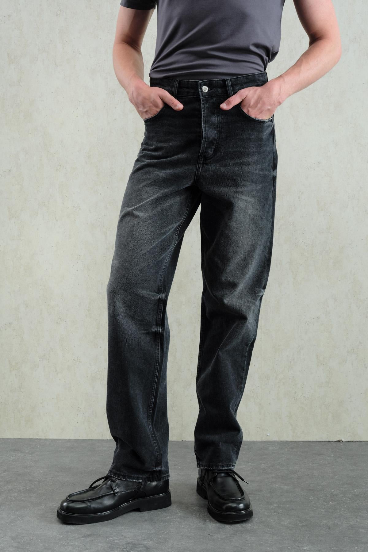 LAZER EFEKTLİ REGULAR FIT SİYAH JEAN