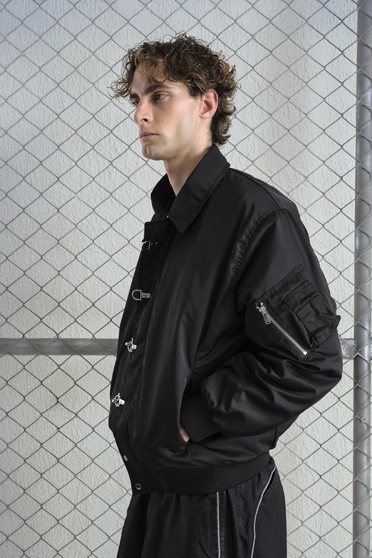 METAL AKSESUARLI SİYAH BOMBER CEKET