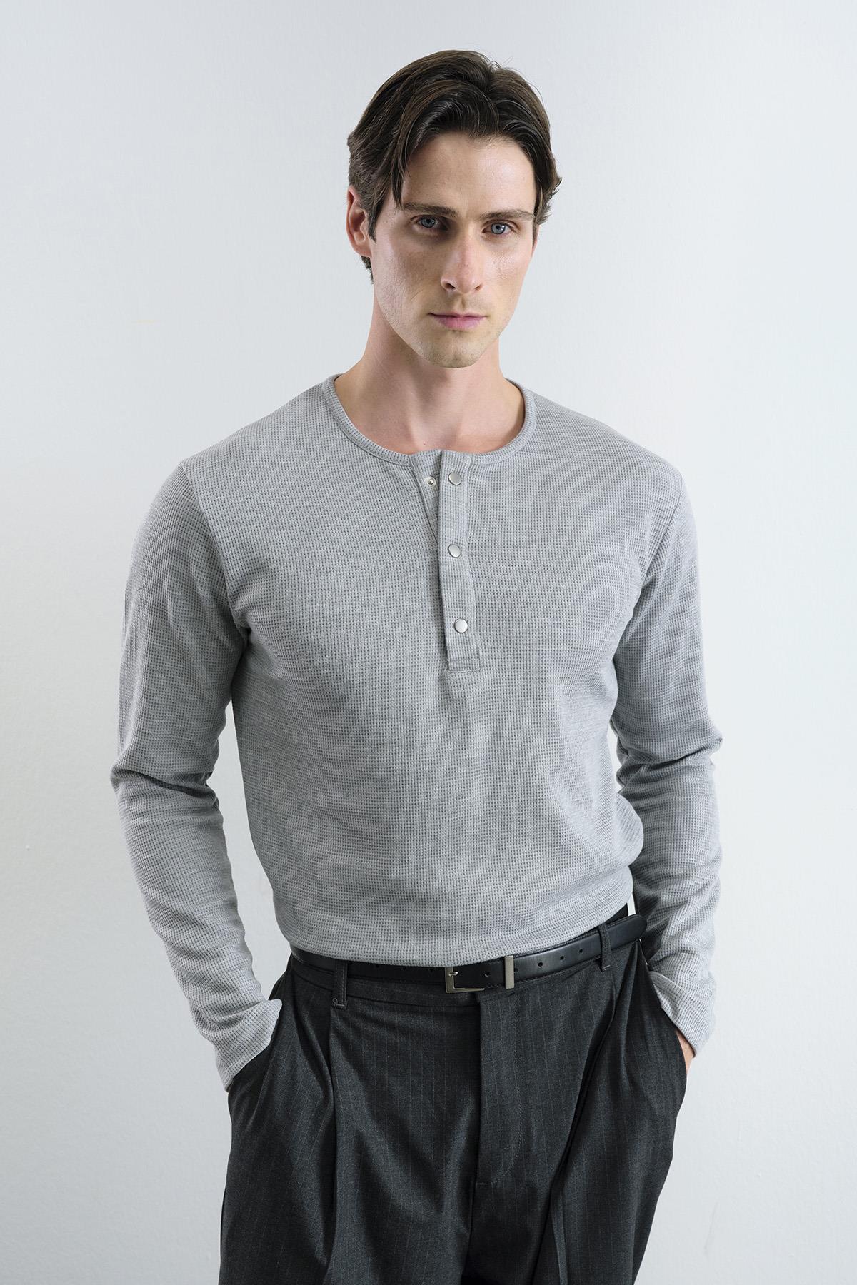 METAL ÇITÇITLI UZUN KOLLU GRİ T-SHIRT