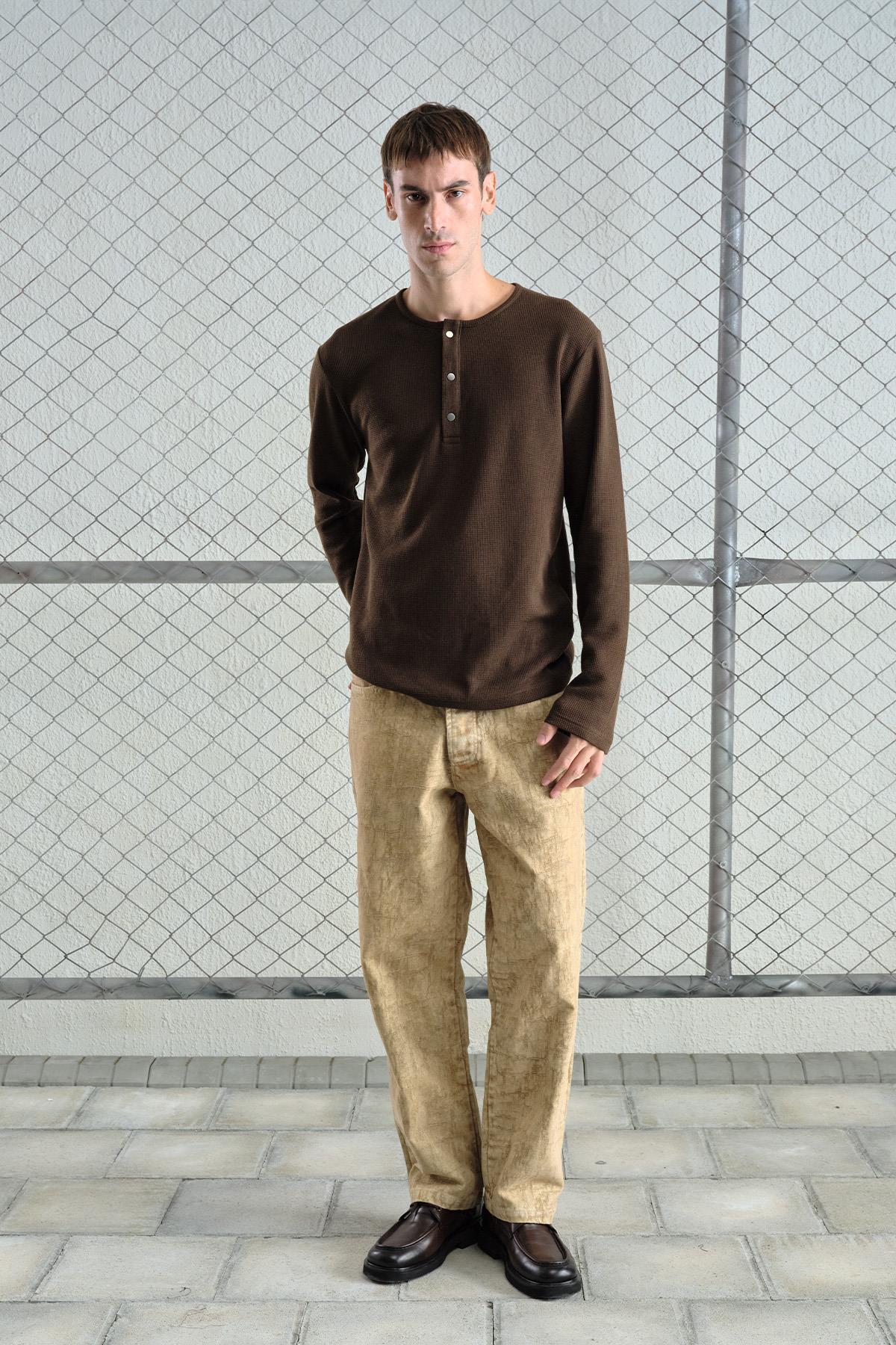 METAL ÇITÇITLI UZUN KOLLU KAHVERENGİ T-SHIRT