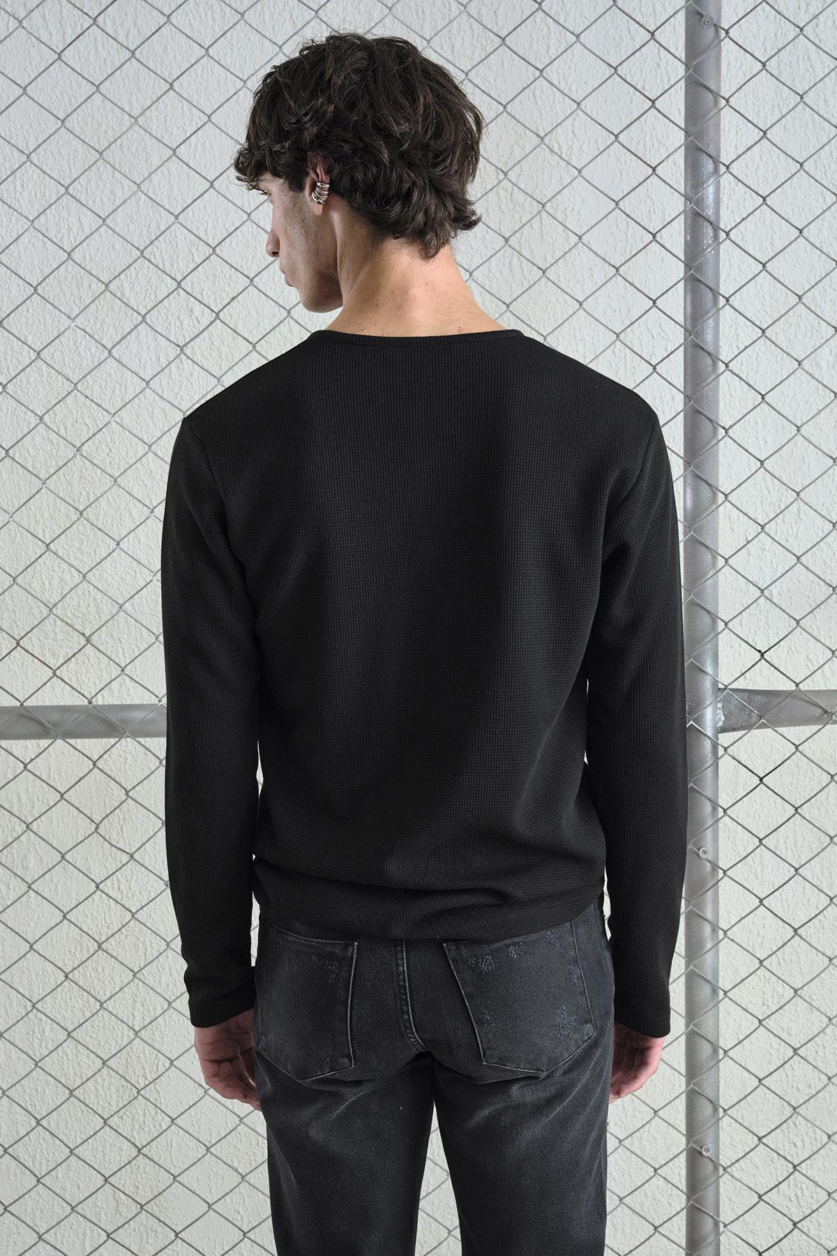 METAL ÇITÇITLI UZUN KOLLU SİYAH T-SHIRT