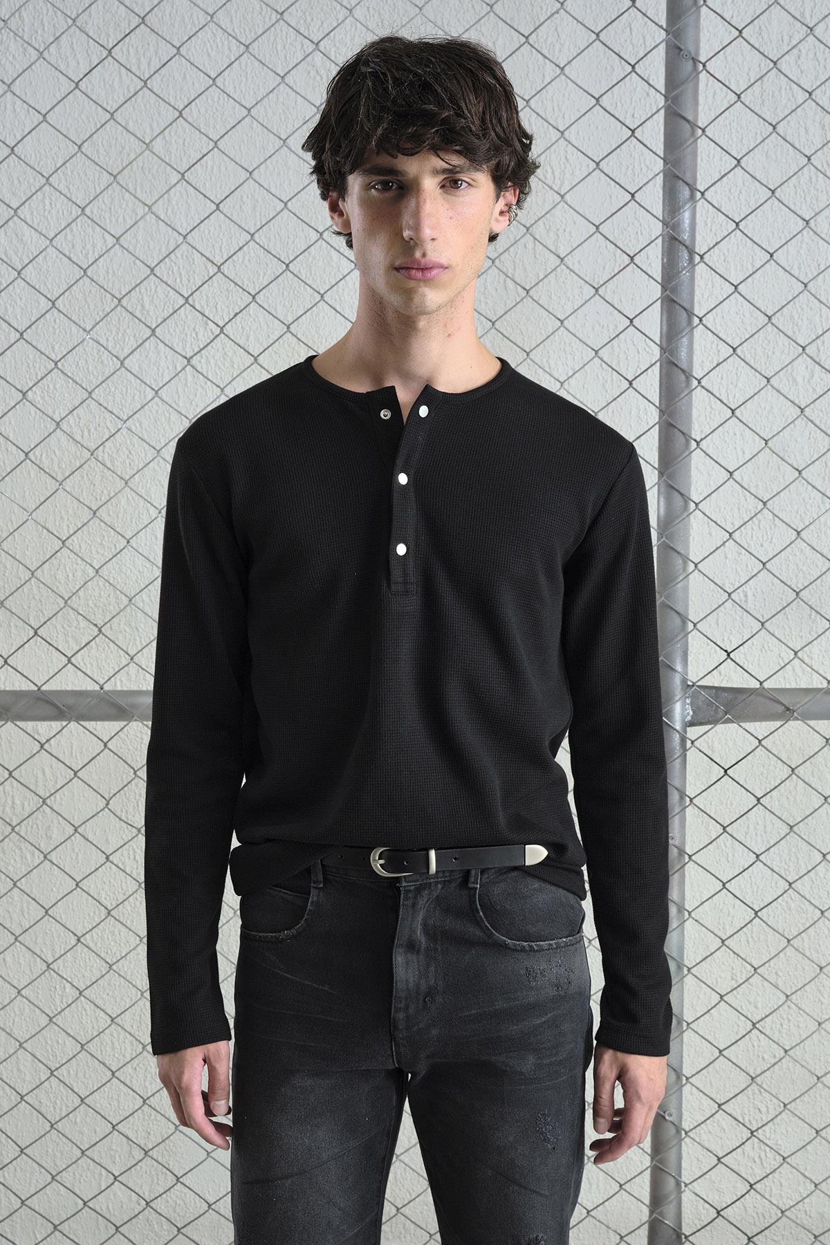 METAL ÇITÇITLI UZUN KOLLU SİYAH T-SHIRT