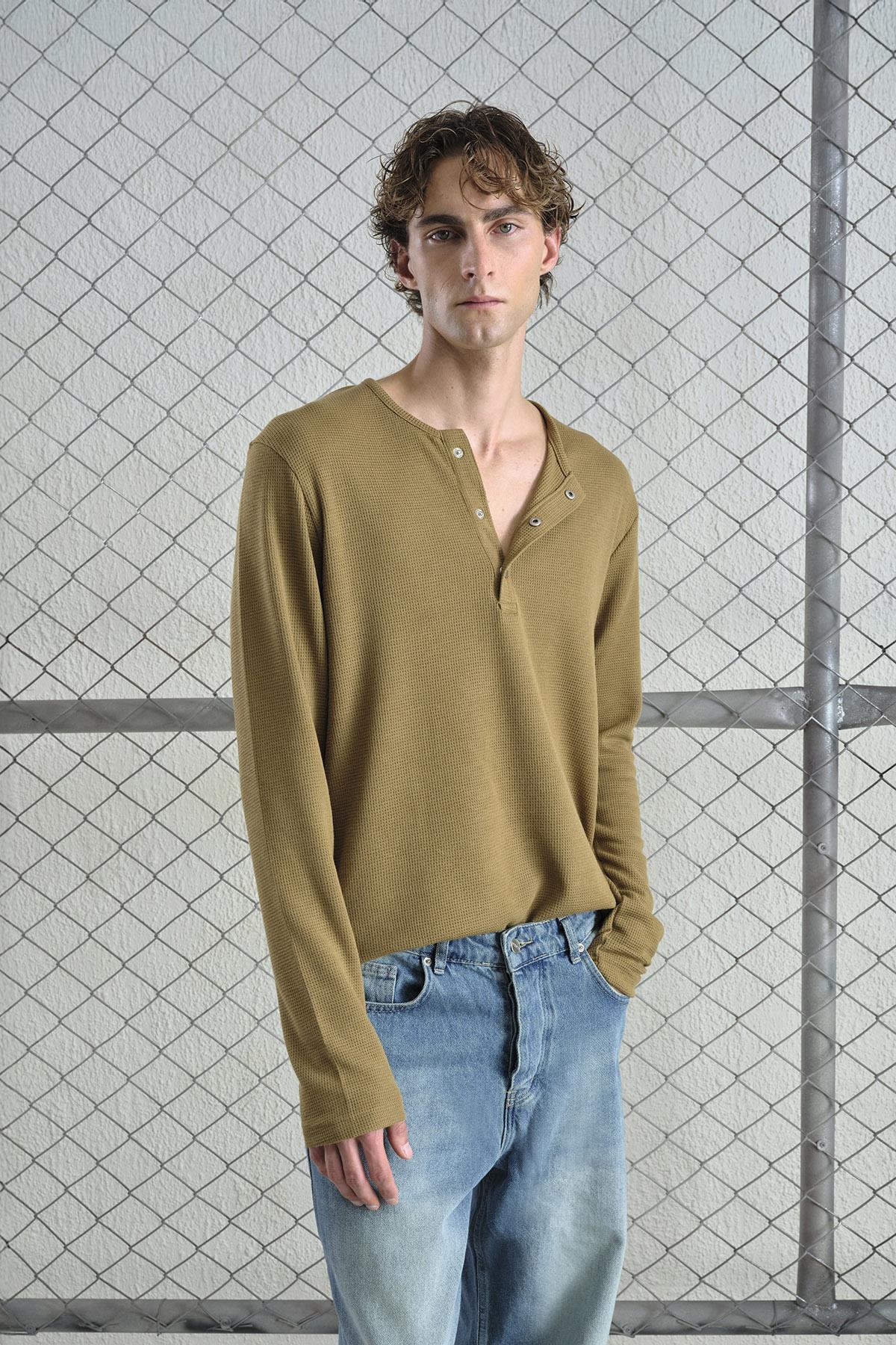 METAL ÇITÇITLI UZUN KOLLU TABA T-SHIRT