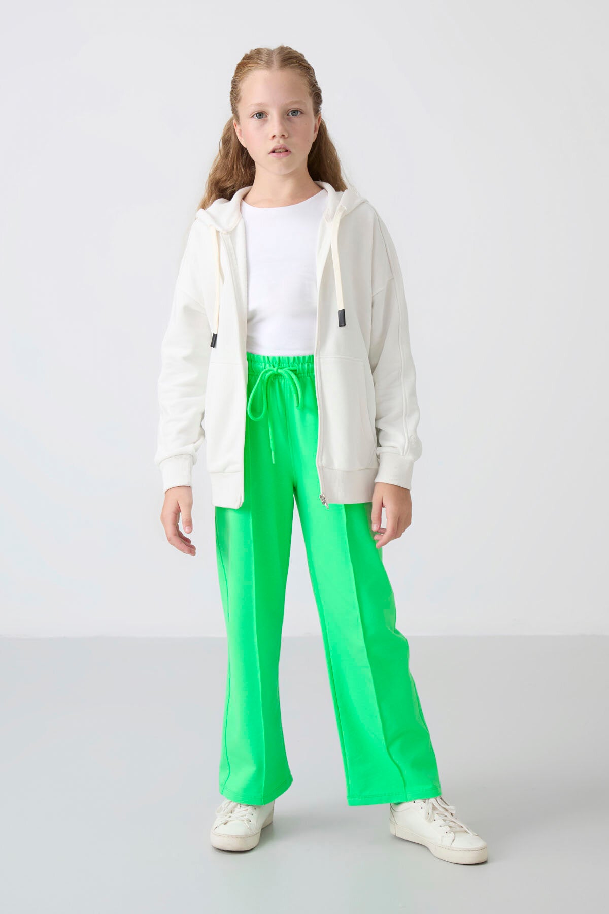 Neon Yeşil Cepli Ön Dikiş Detaylı Geniş Paça Kız Çocuk Eşofman Altı -75144