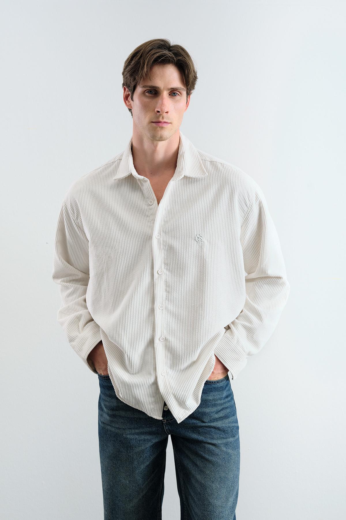 OVERSIZE DÖKÜMLÜ KADİFE BEYAZ GÖMLEK