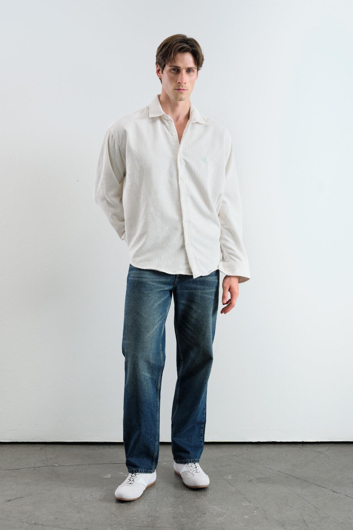 OVERSIZE DÖKÜMLÜ KADİFE BEYAZ GÖMLEK