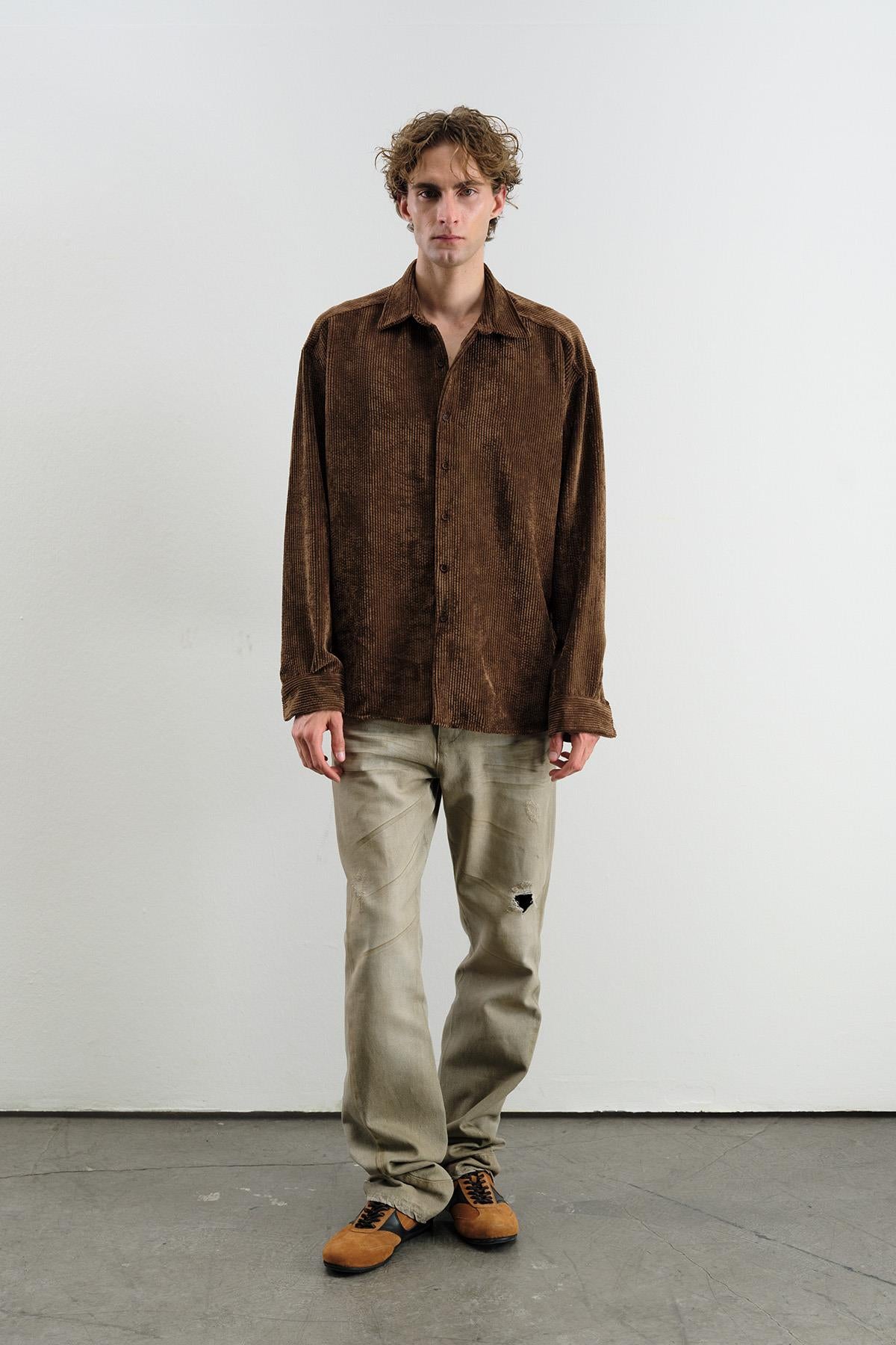 OVERSIZE DÖKÜMLÜ KADİFE KAHVERENGİ GÖMLEK