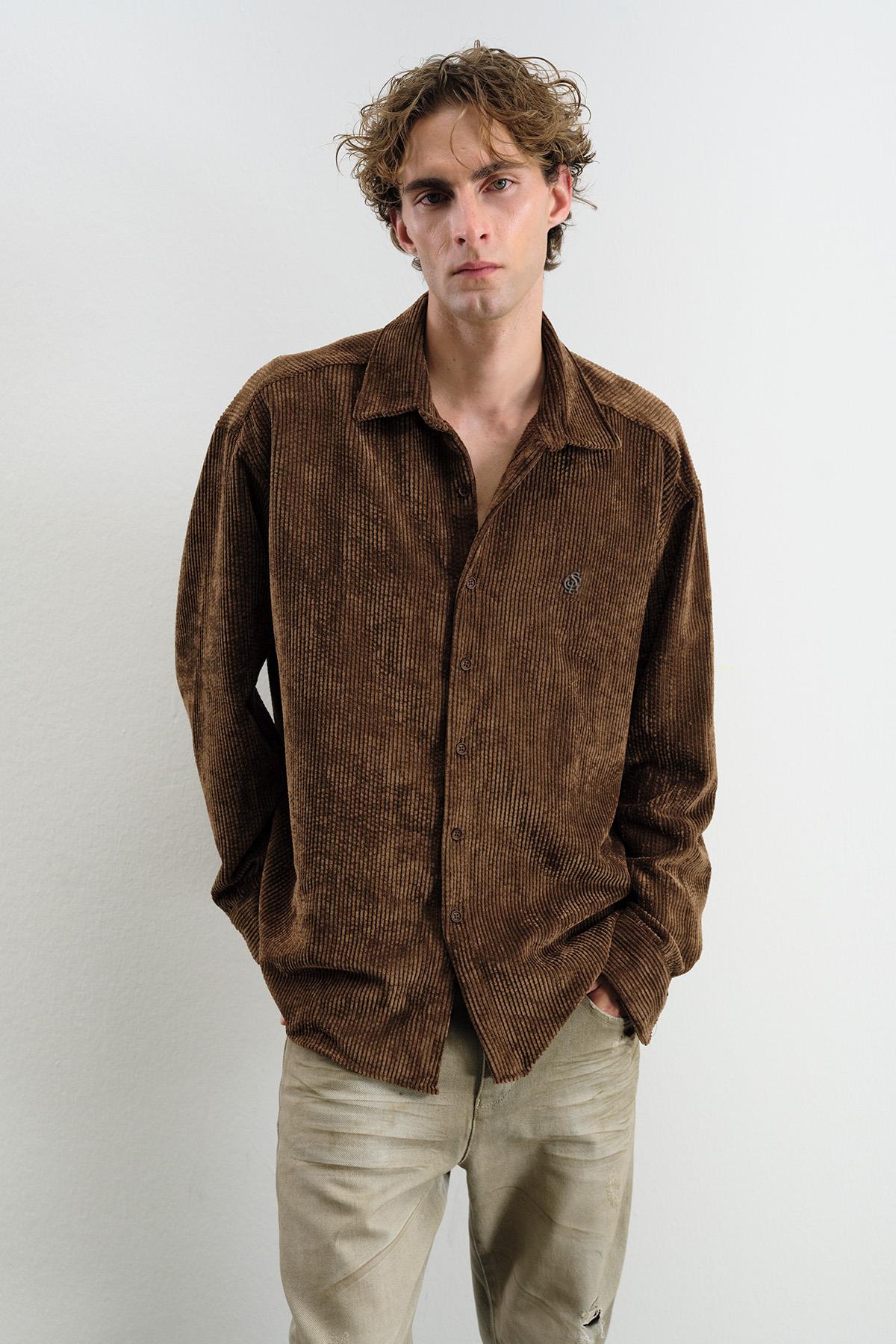 OVERSIZE DÖKÜMLÜ KADİFE KAHVERENGİ GÖMLEK