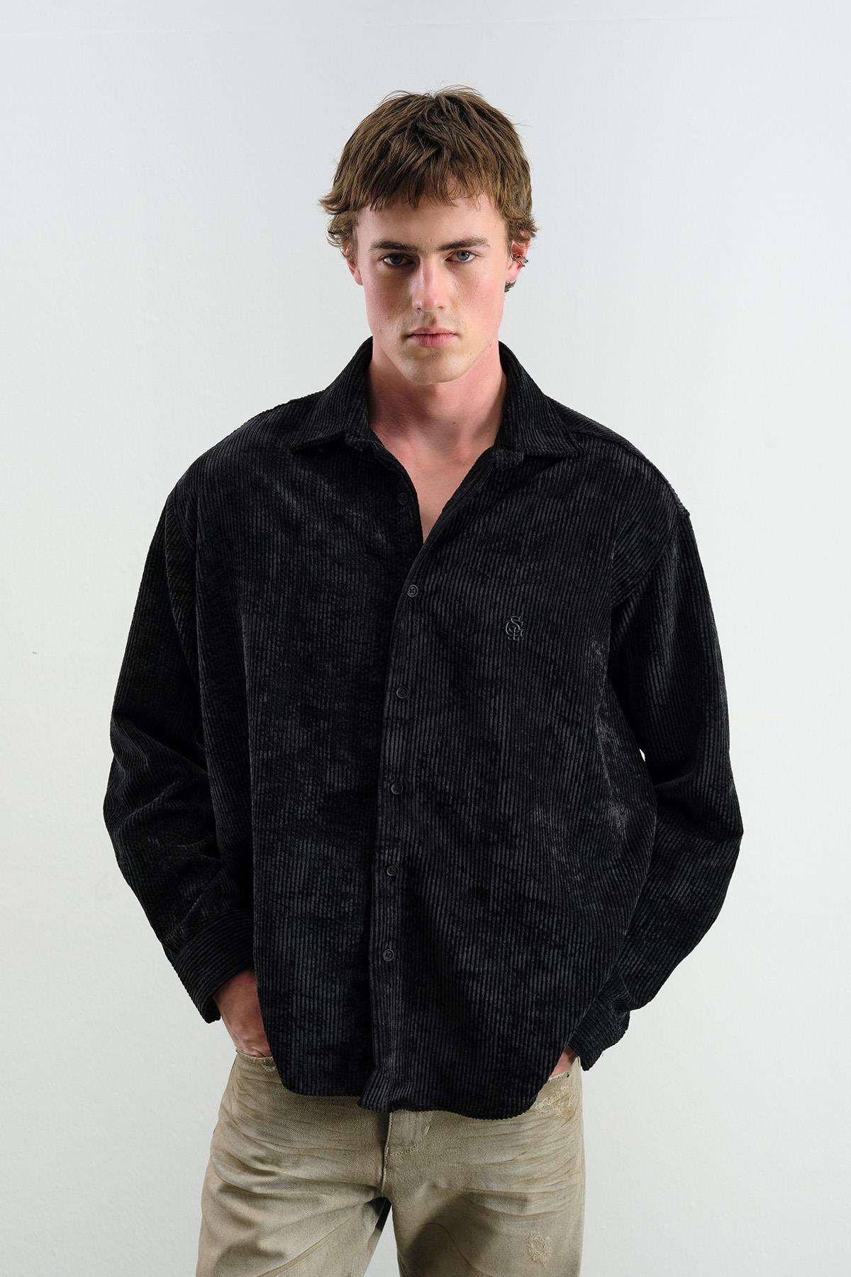 OVERSIZE DÖKÜMLÜ KADİFE SİYAH GÖMLEK