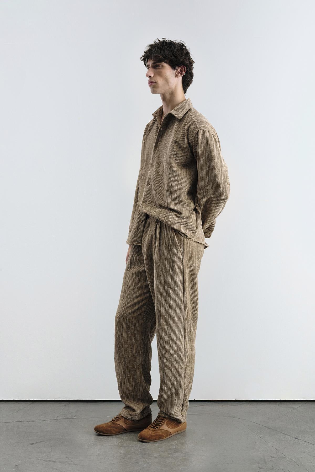 OVERSIZE EFEKTLİ KADİFE KAHVERENGİ GÖMLEK