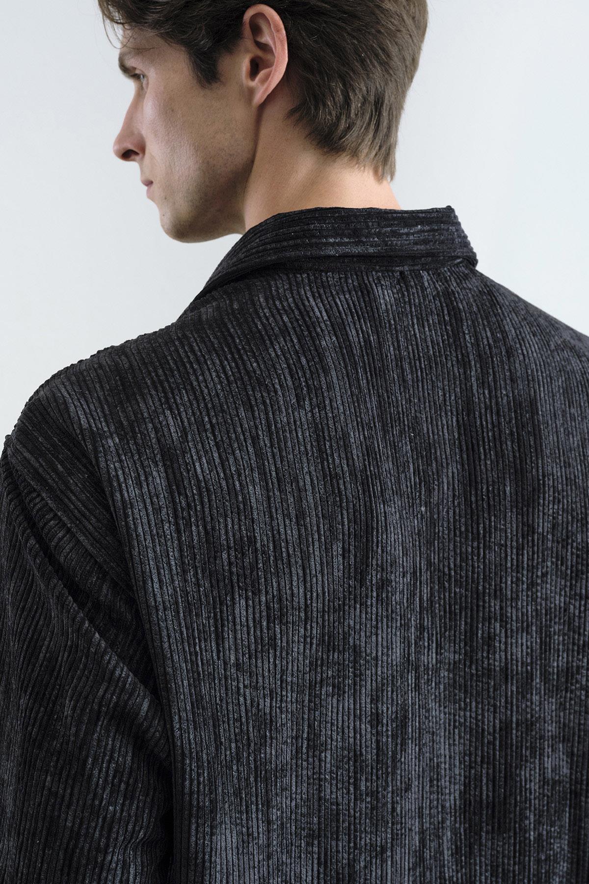 OVERSIZE EFEKTLİ KADİFE SİYAH GÖMLEK