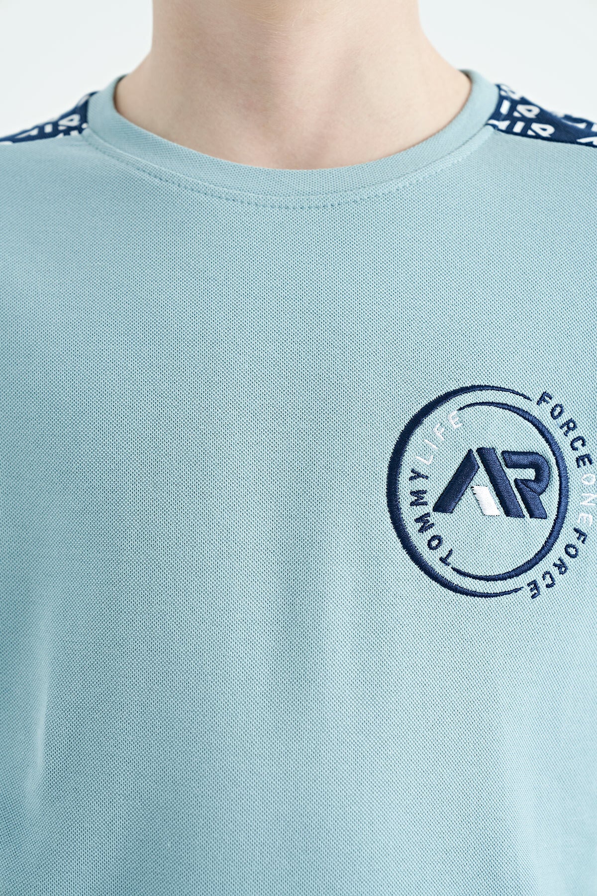 Açık Mavi Omuz Baskı Detaylı Standart Kalıp O Yaka Erkek Çocuk T-Shirt - 11121