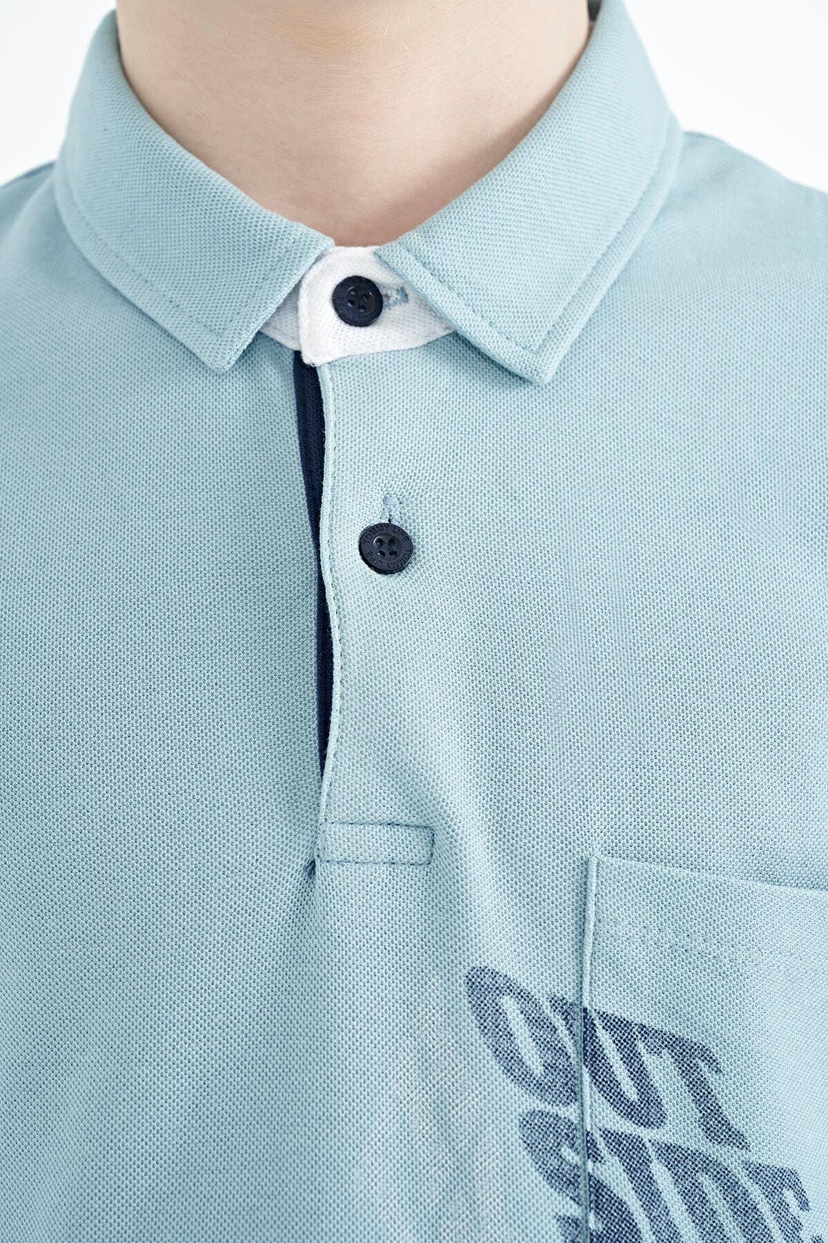 Açık Mavi Ön Cep Detaylı Baskılı Standart Kalıp Polo Yaka Erkek Çocuk T-Shirt - 11102