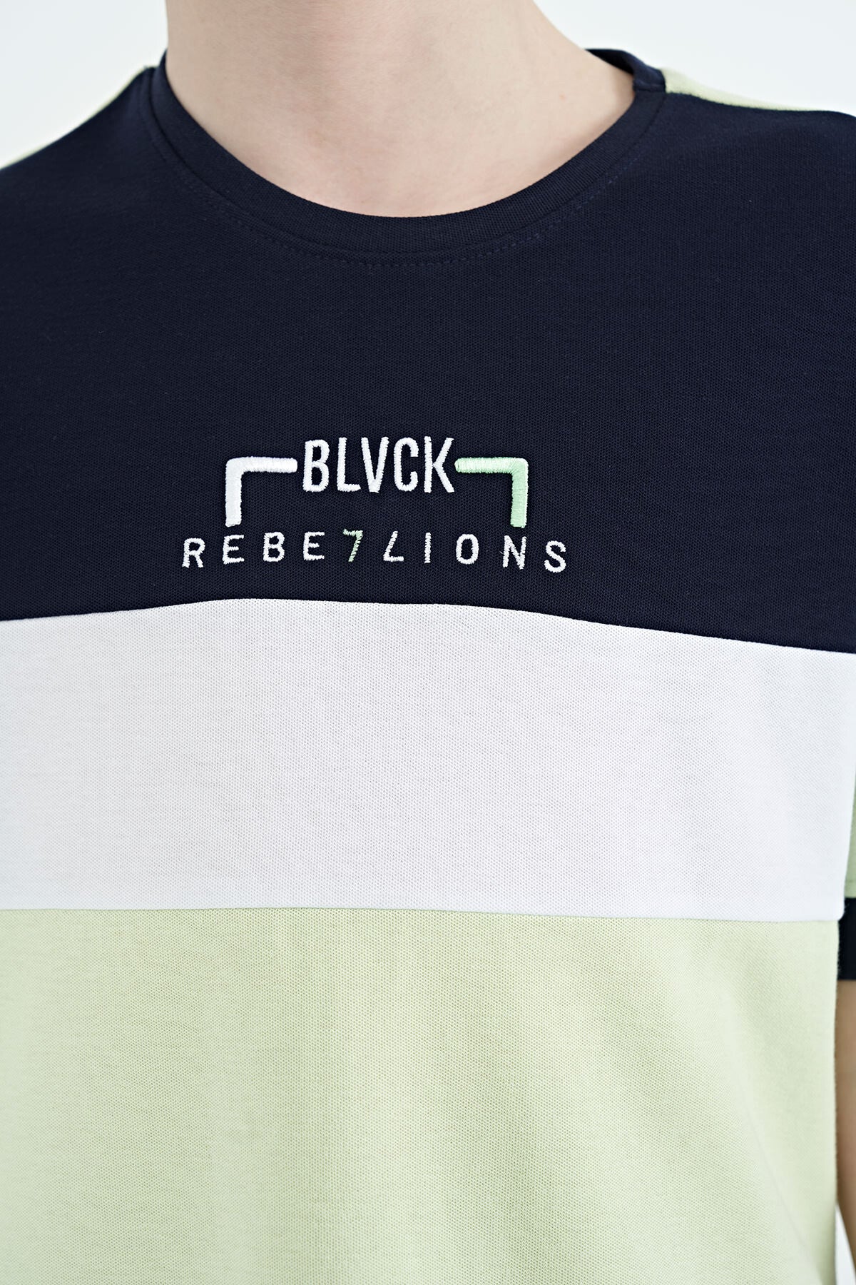 Açık Yeşil Renk Geçişli Nakışlı Oversize Erkek Çocuk T-Shirt - 11159